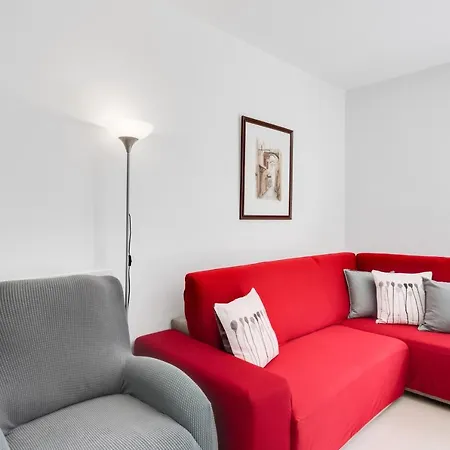 Guesthost - Flat With Private Parking And Netflix