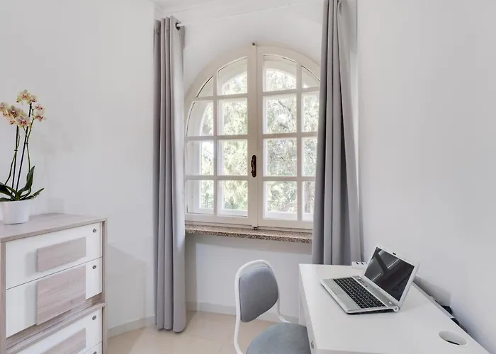 Guesthost - Flat With Private Parking And Netflix *