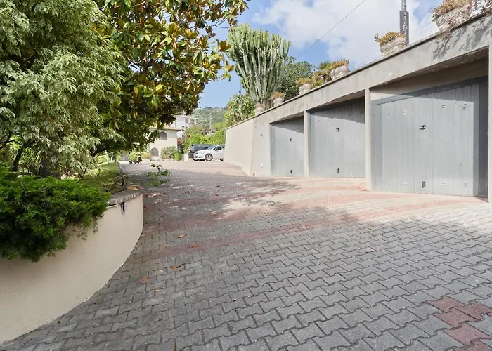 Guesthost - Flat With Private Parking And Netflix