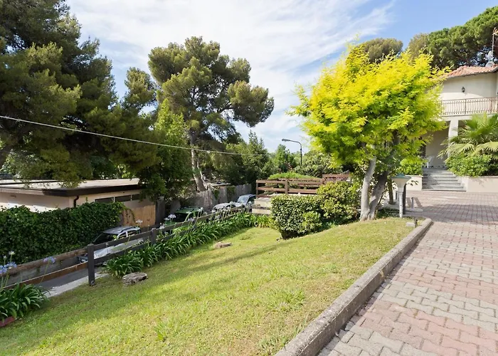 Guesthost - Flat With Private Parking And Netflix