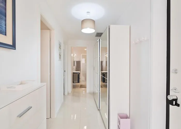 Guesthost - Flat With Private Parking And Netflix